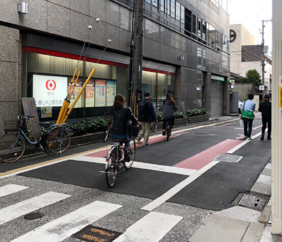 角に東京UFJ銀行があるので右折。